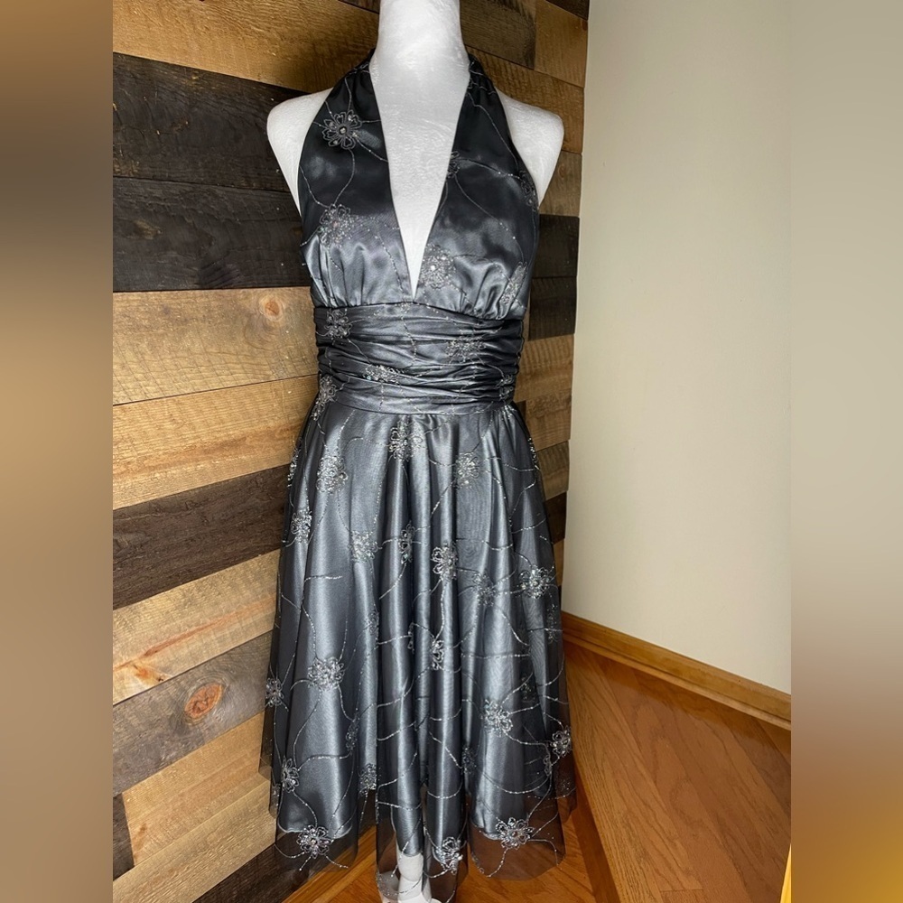 Adrianna Papell Silver Gray Satin Tulle
Halter V Neck Babydoll Y2K Dress Size 8